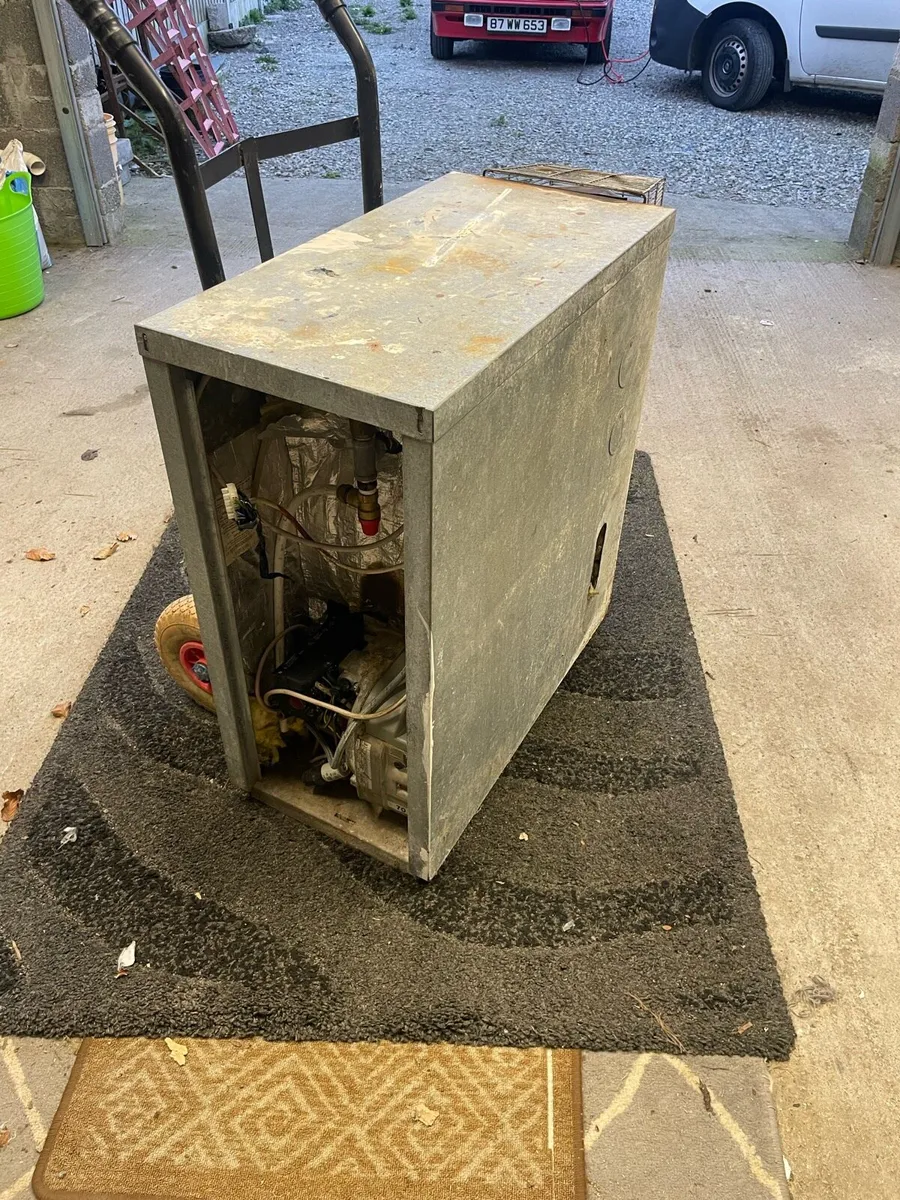 Two oil boilers For sale - Image 1