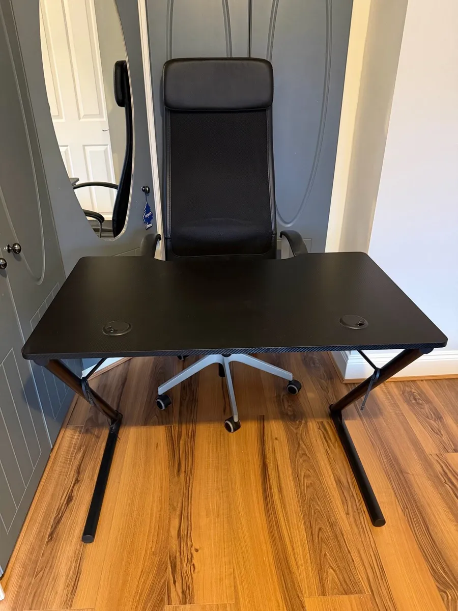 Office chair and gaming desk - Image 1