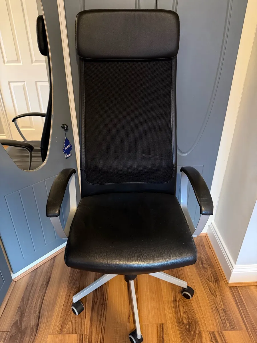 Office chair and gaming desk - Image 2