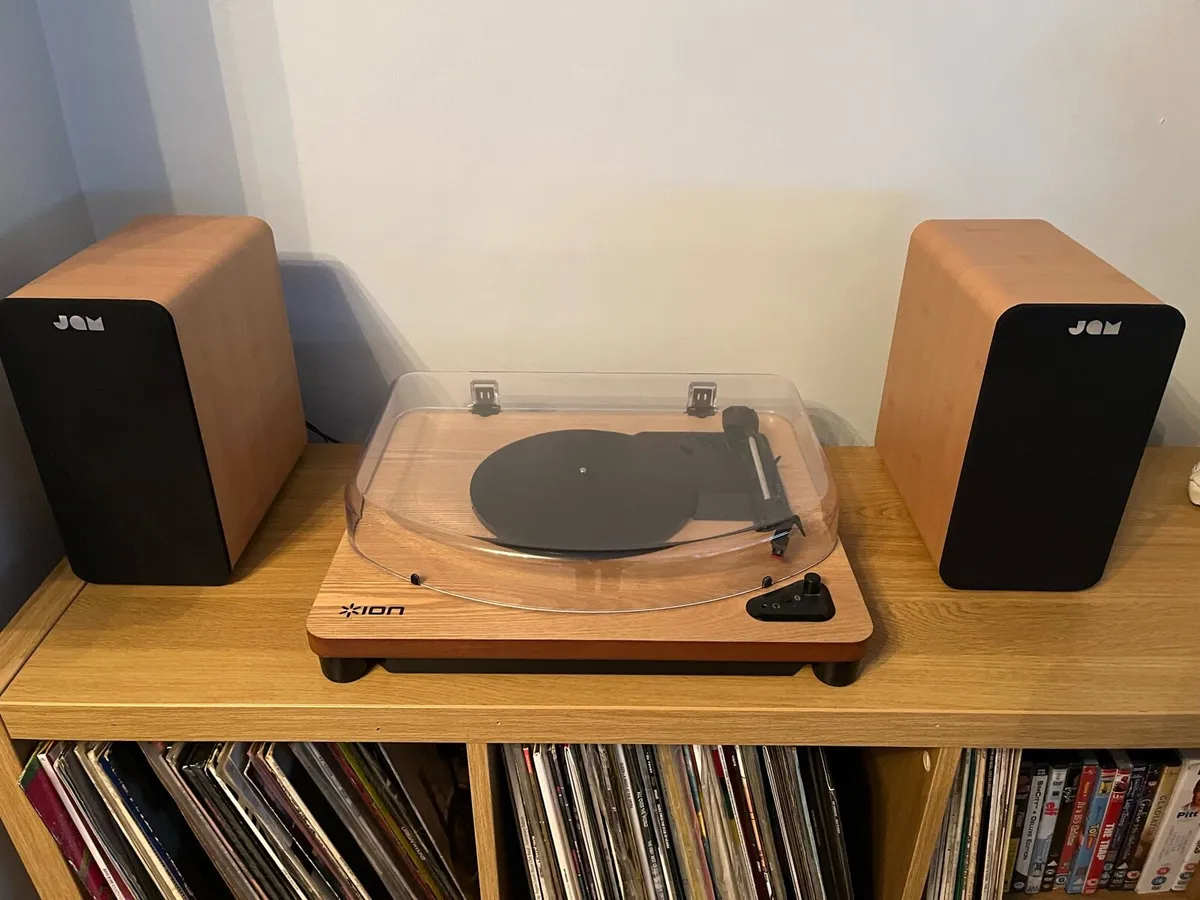 Turntable and speakers. - Image 1