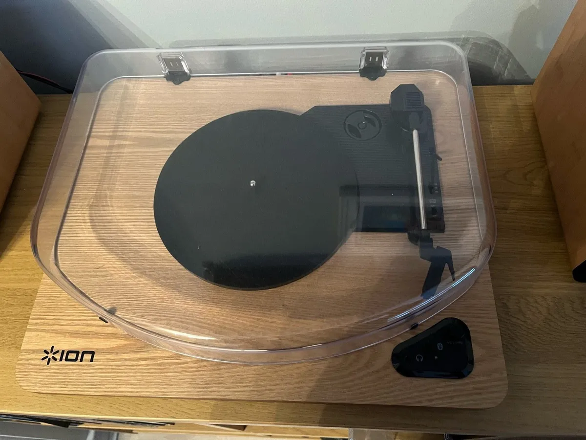 Turntable and speakers. - Image 2