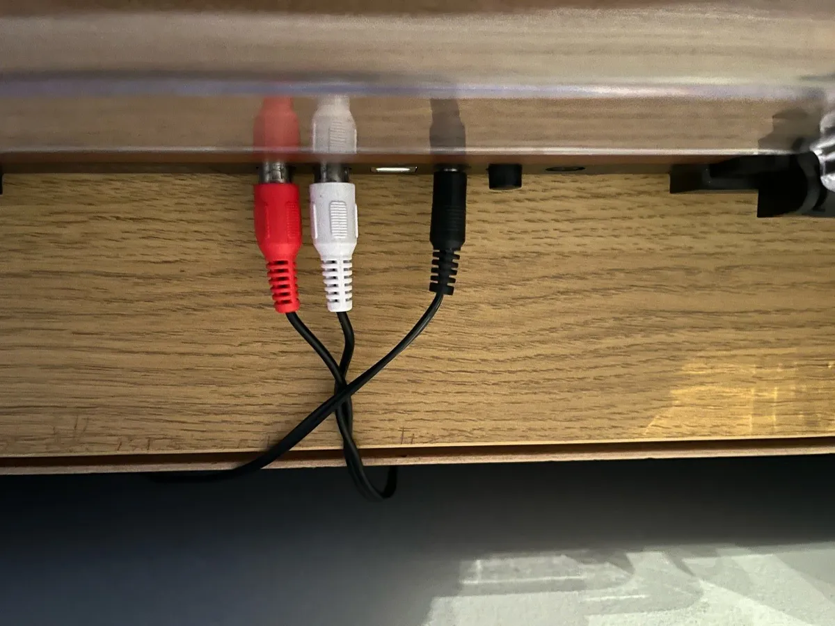 Turntable and speakers. - Image 3