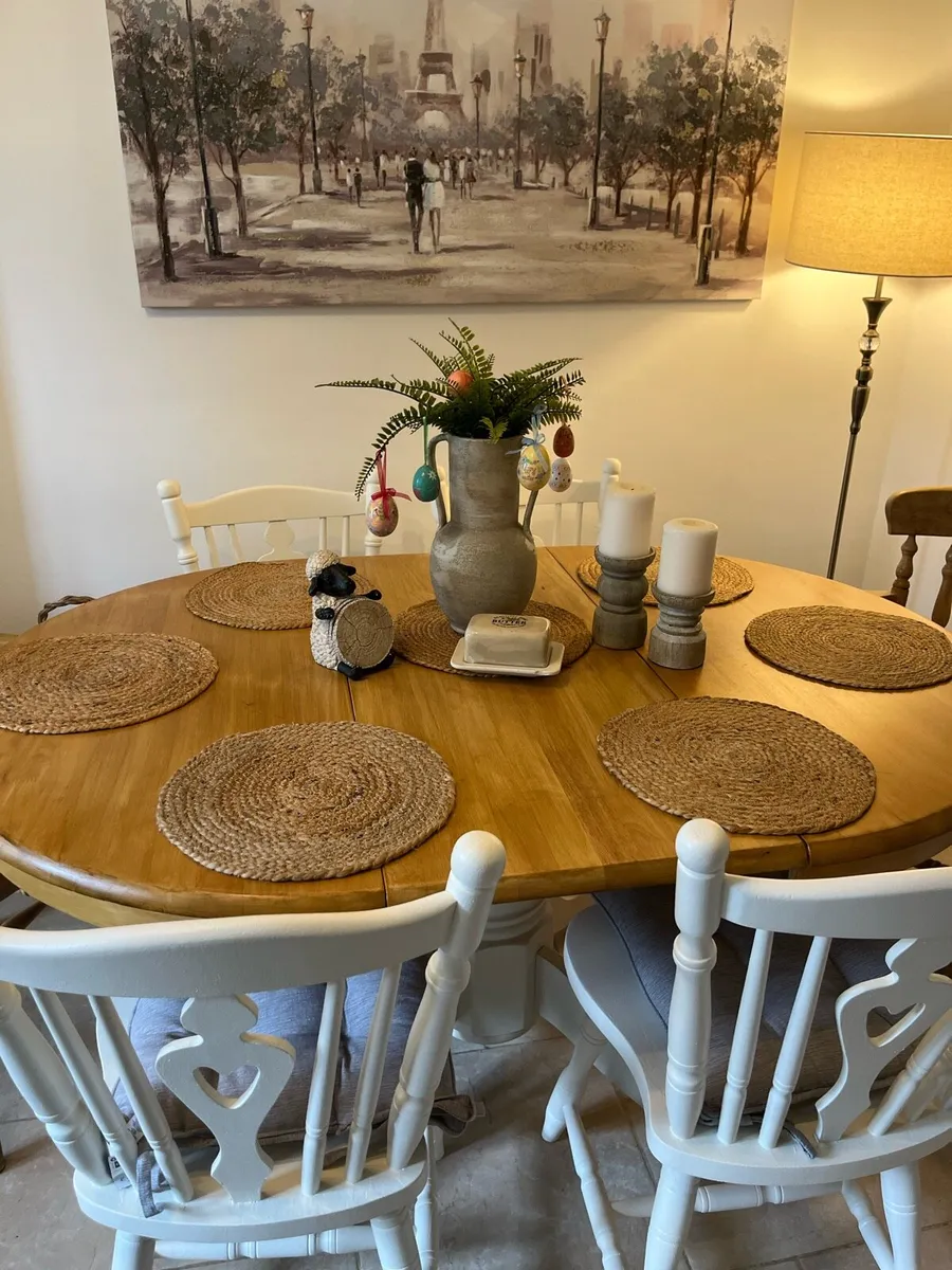 Extendable table and chairs - Image 3