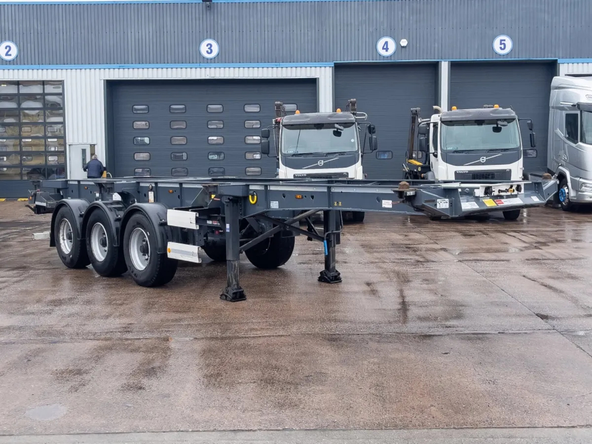 2022 KRONE SLIDING SKELETAL TRAILER - Image 1