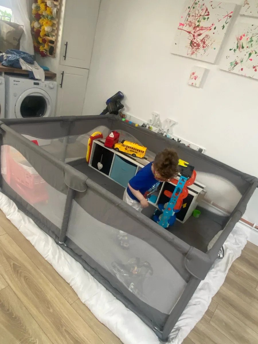 Play pen - Image 1