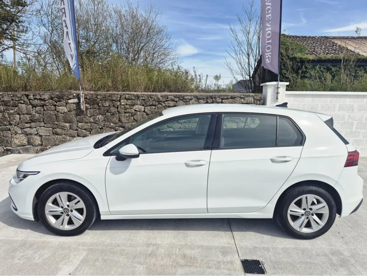 Volkswagen Golf LIFE 2.0 TDI 115HP 5DR - Image 2