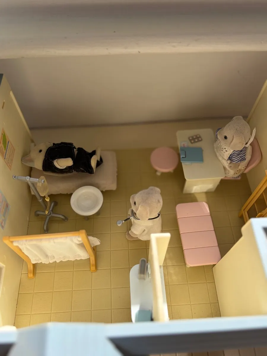Sylvanian Families Clinic Playset – Complete with - Image 3