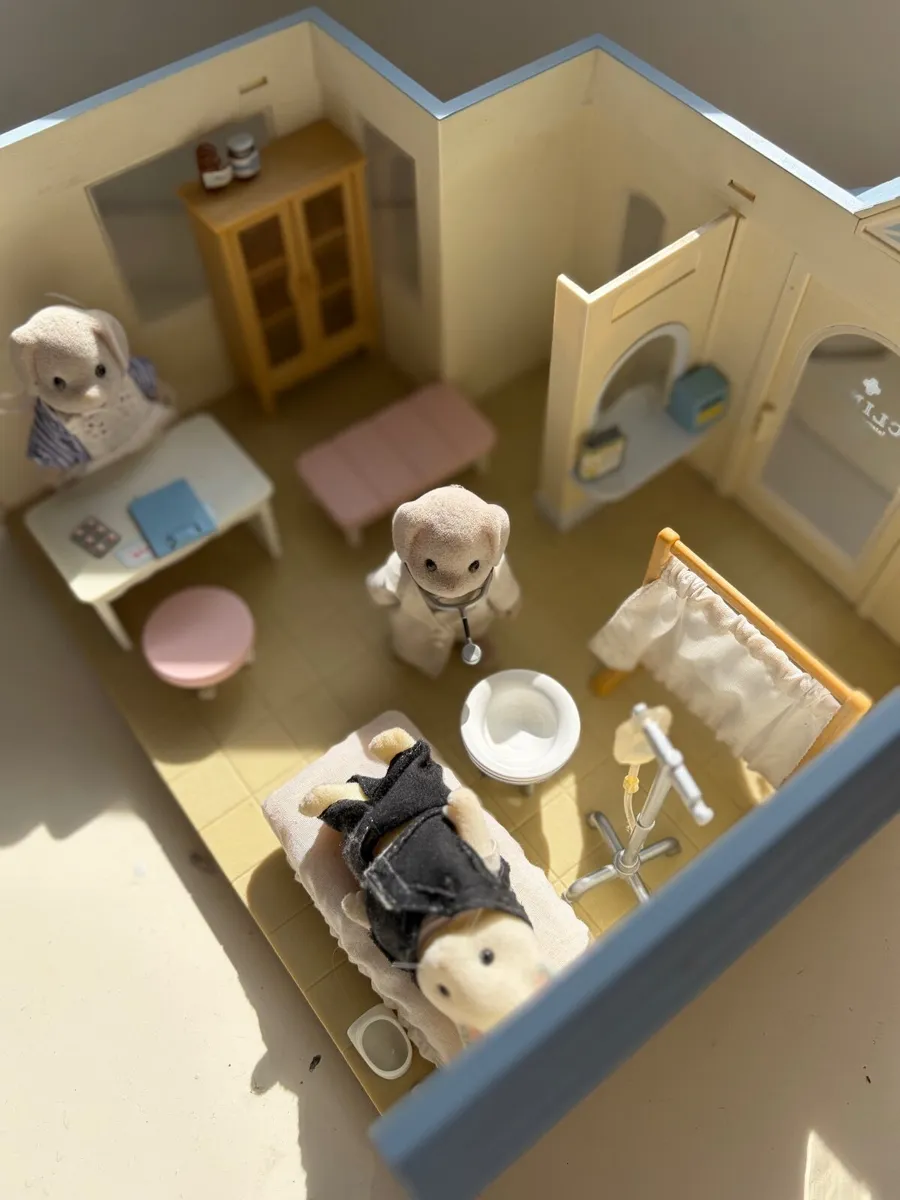 Sylvanian Families Clinic Playset – Complete with - Image 4