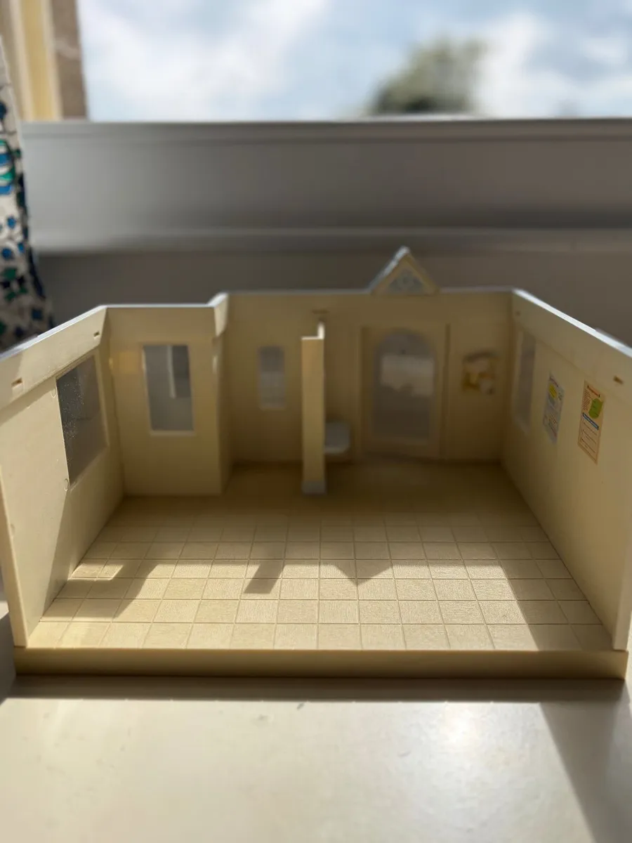Sylvanian Families Clinic Playset – Complete with - Image 2