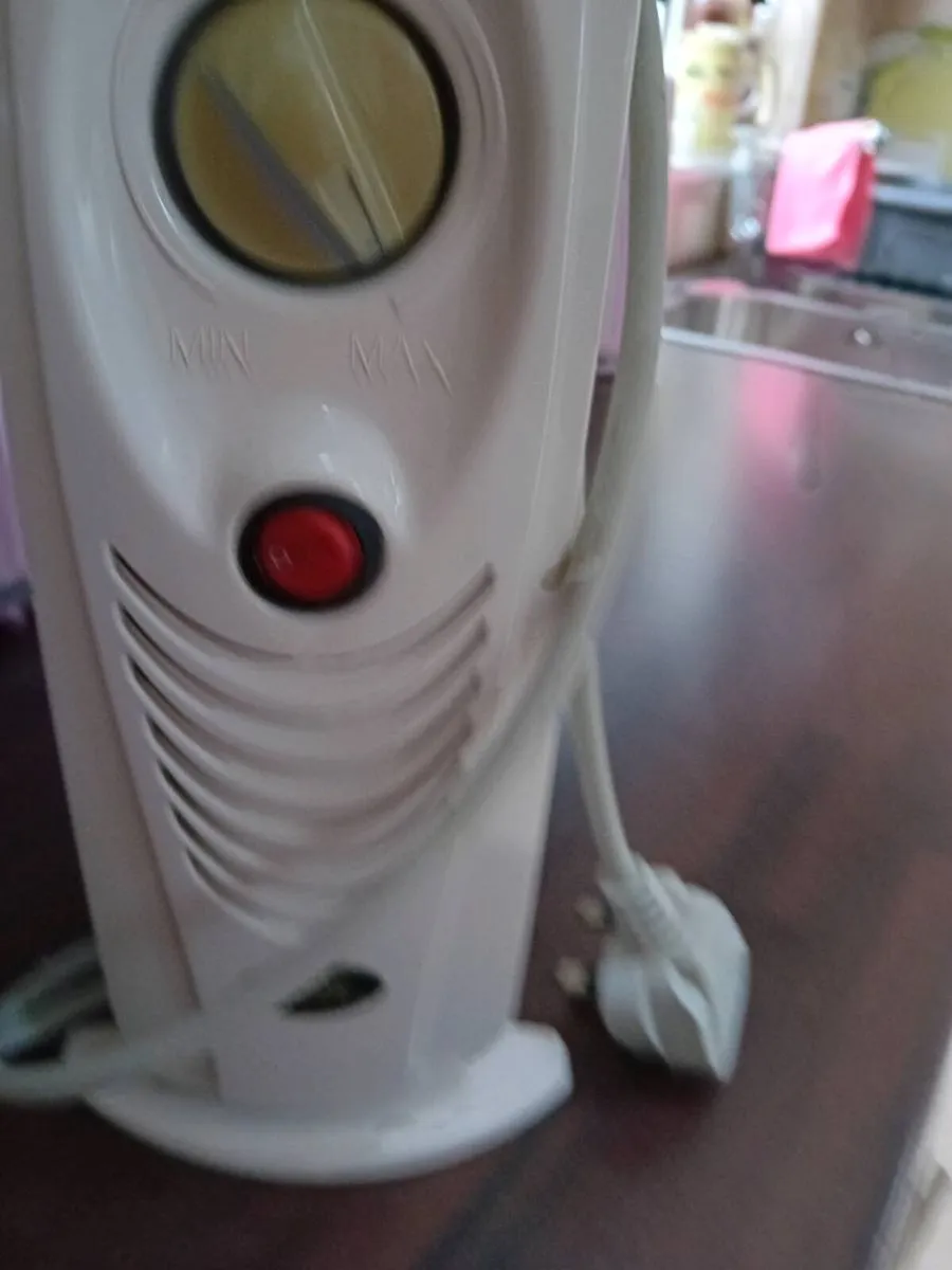 SMALL OIL FILLED ELECTRIC HEATER AS NEW - Image 1