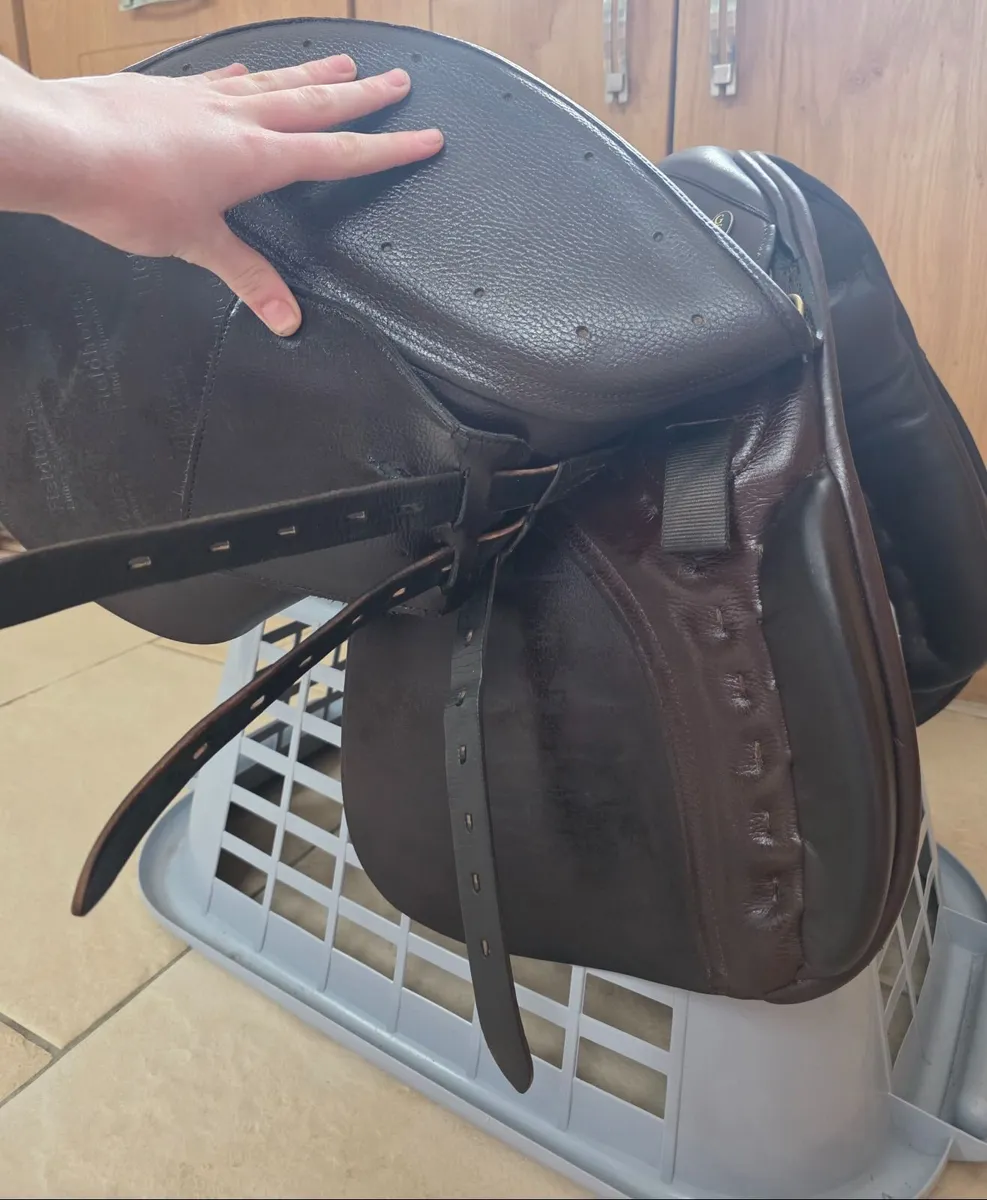 17.5 working hunter brown leather saddle - Image 3