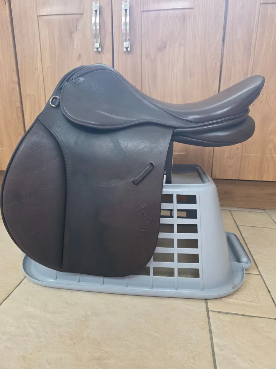 17.5 working hunter brown leather saddle - Image 1
