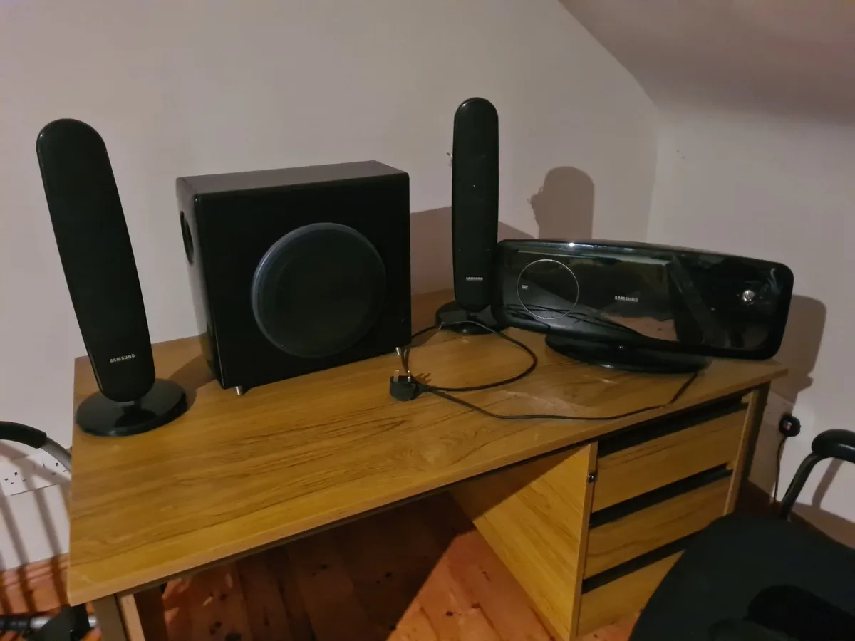 Samsung surround speaker system - Image 1