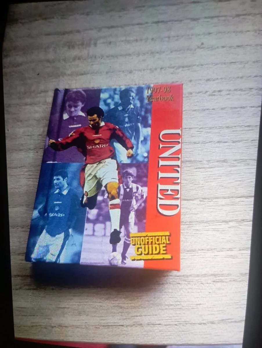 MANCHESTER  UNITED 1997-1998 YEARBOOK UNOFFICIAL - Image 1