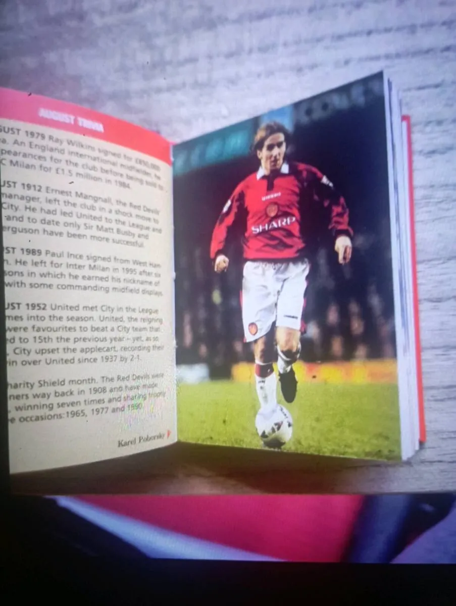 MANCHESTER  UNITED 1997-1998 YEARBOOK UNOFFICIAL - Image 2