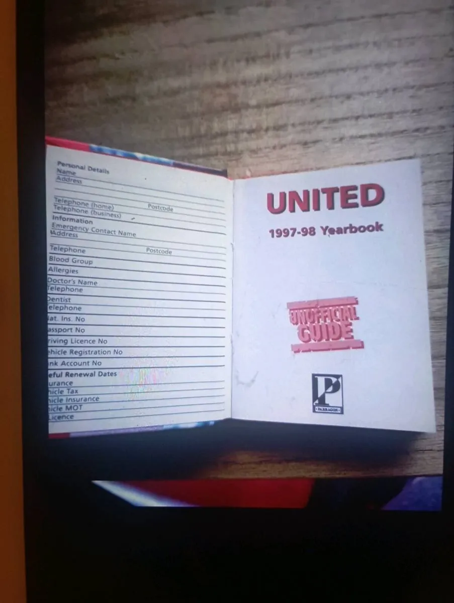 MANCHESTER  UNITED 1997-1998 YEARBOOK UNOFFICIAL - Image 3