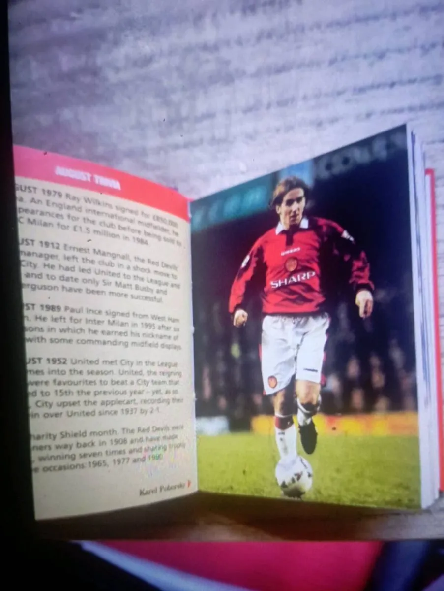 MANCHESTER  UNITED 1997-1998 YEARBOOK UNOFFICIAL - Image 4