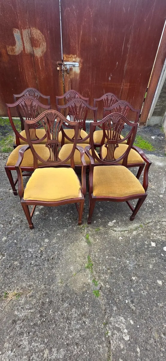 8 CHAIRS.. - Image 1
