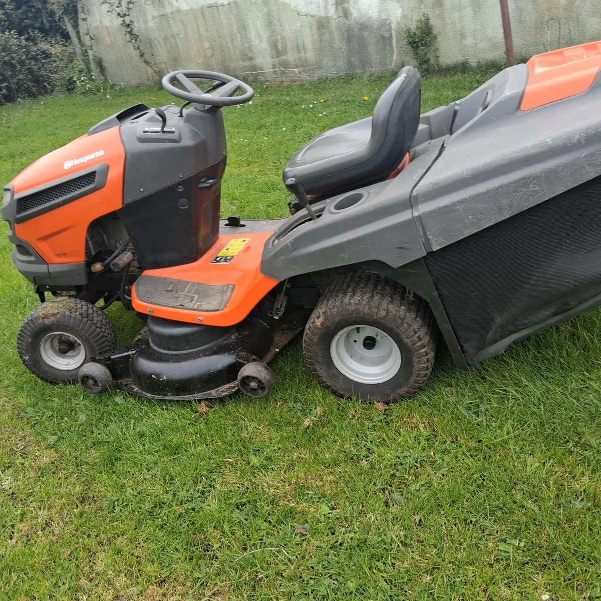 Husquavarna Ride on Mower TC142 - Image 2