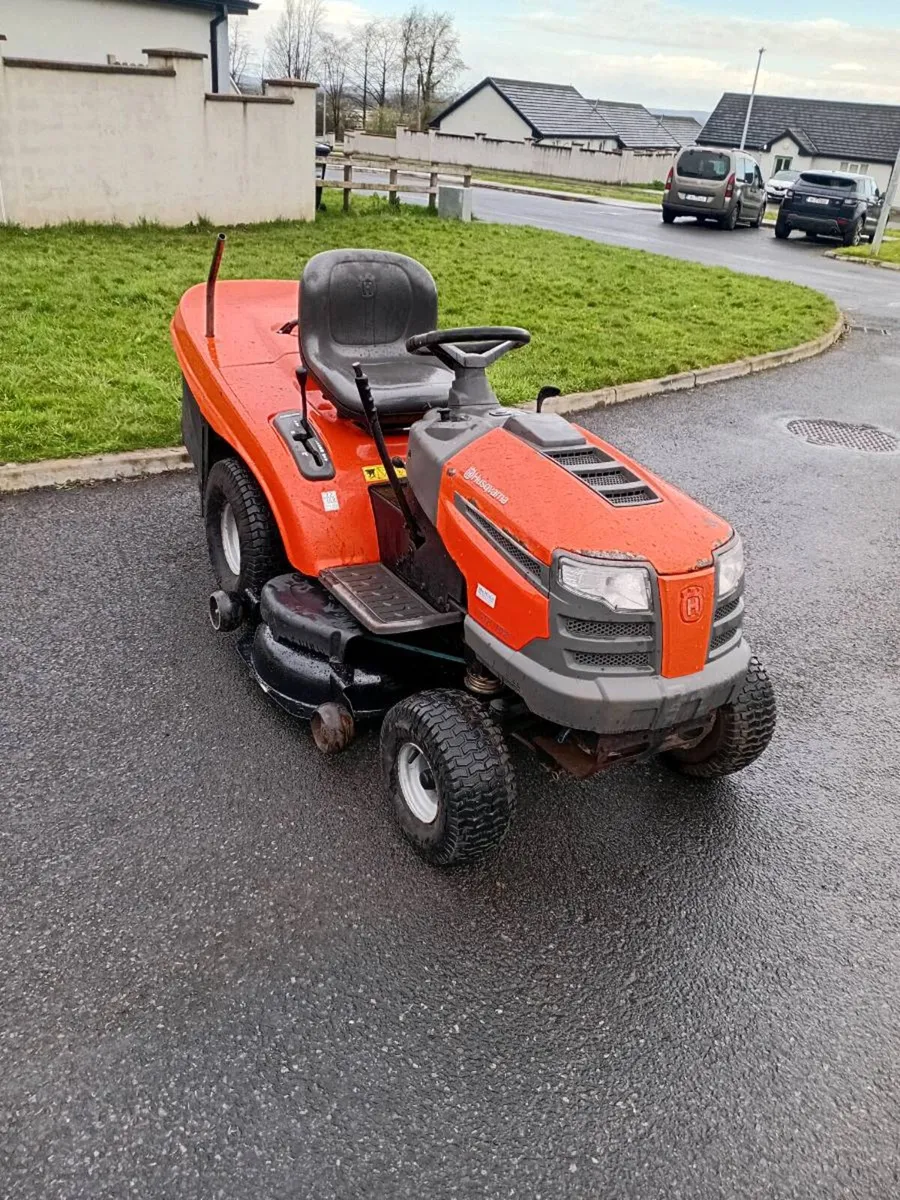 Ride on lawnmower - Image 1