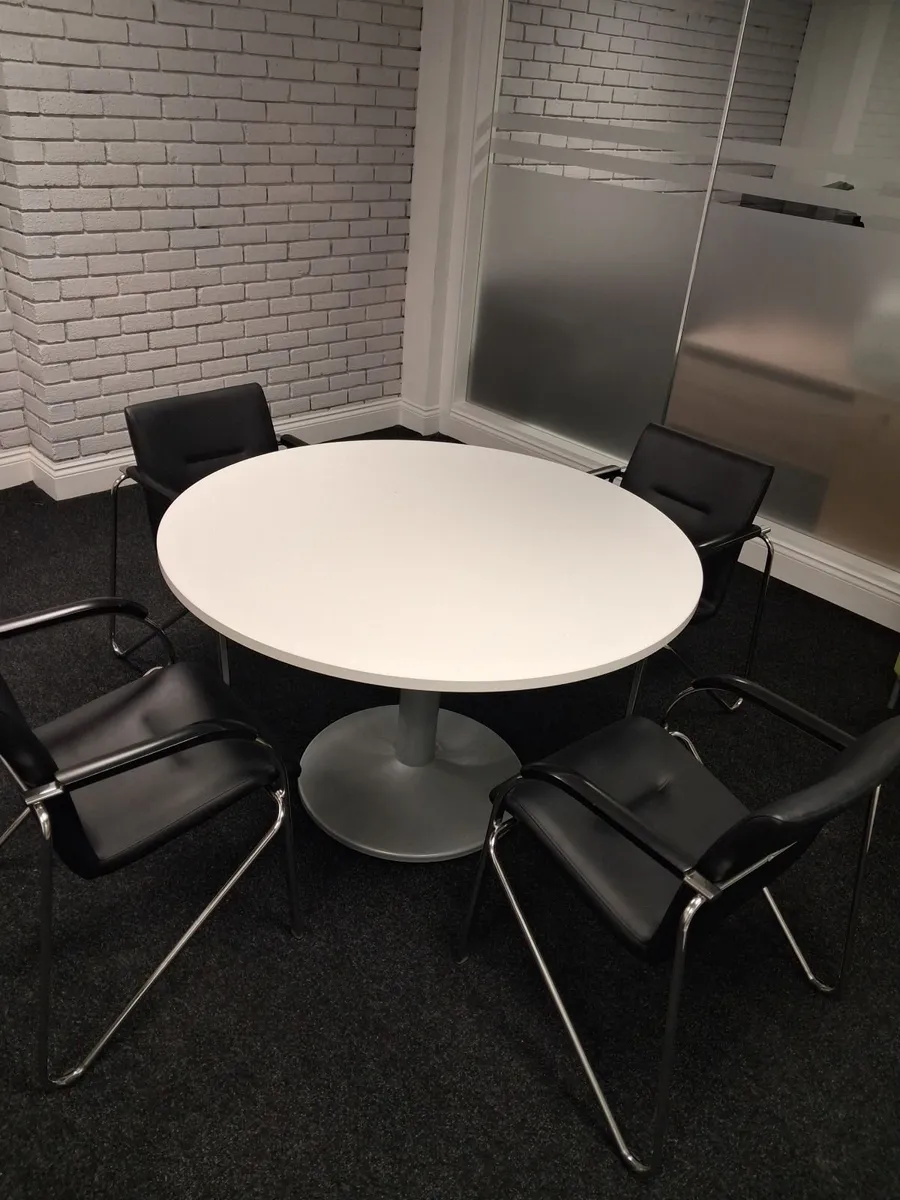 Table and chairs - Image 1