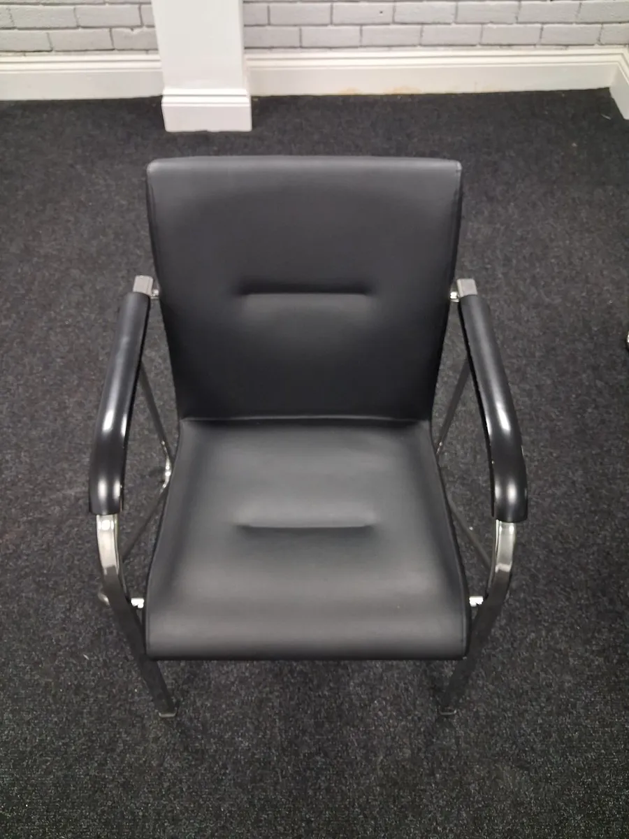 Table and chairs - Image 2