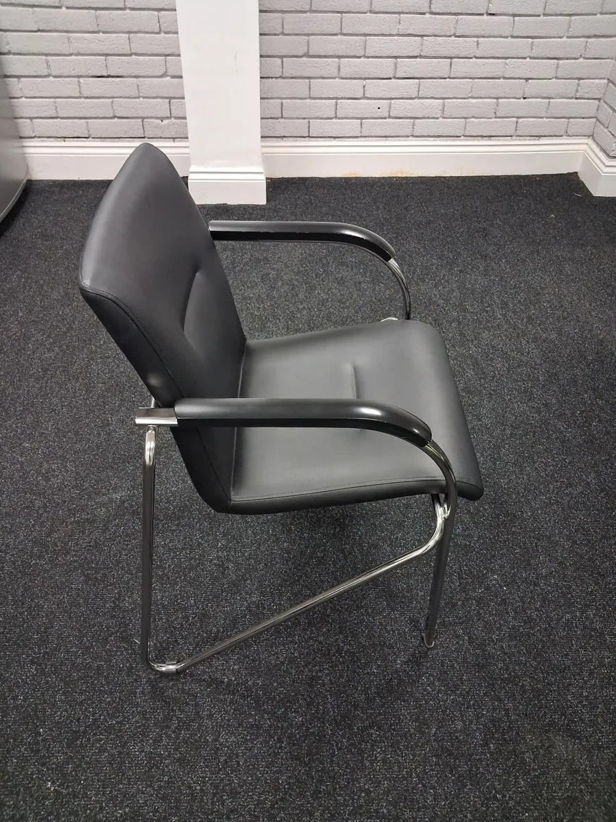 Table and chairs - Image 4