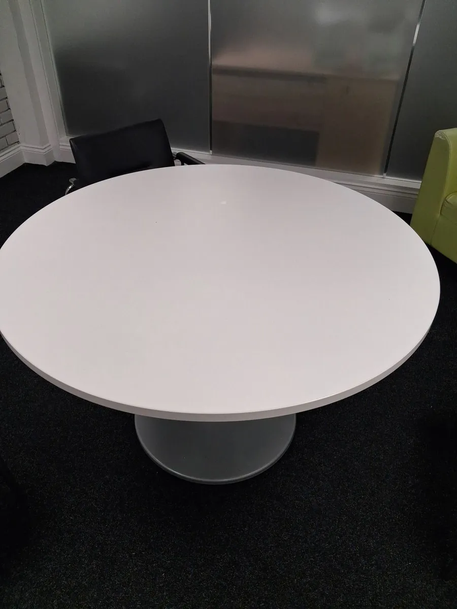 Table and chairs - Image 3