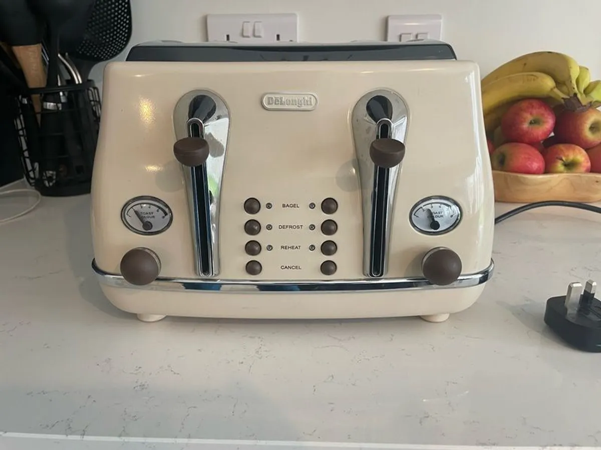 4 slice toaster and matching kettle - Image 1