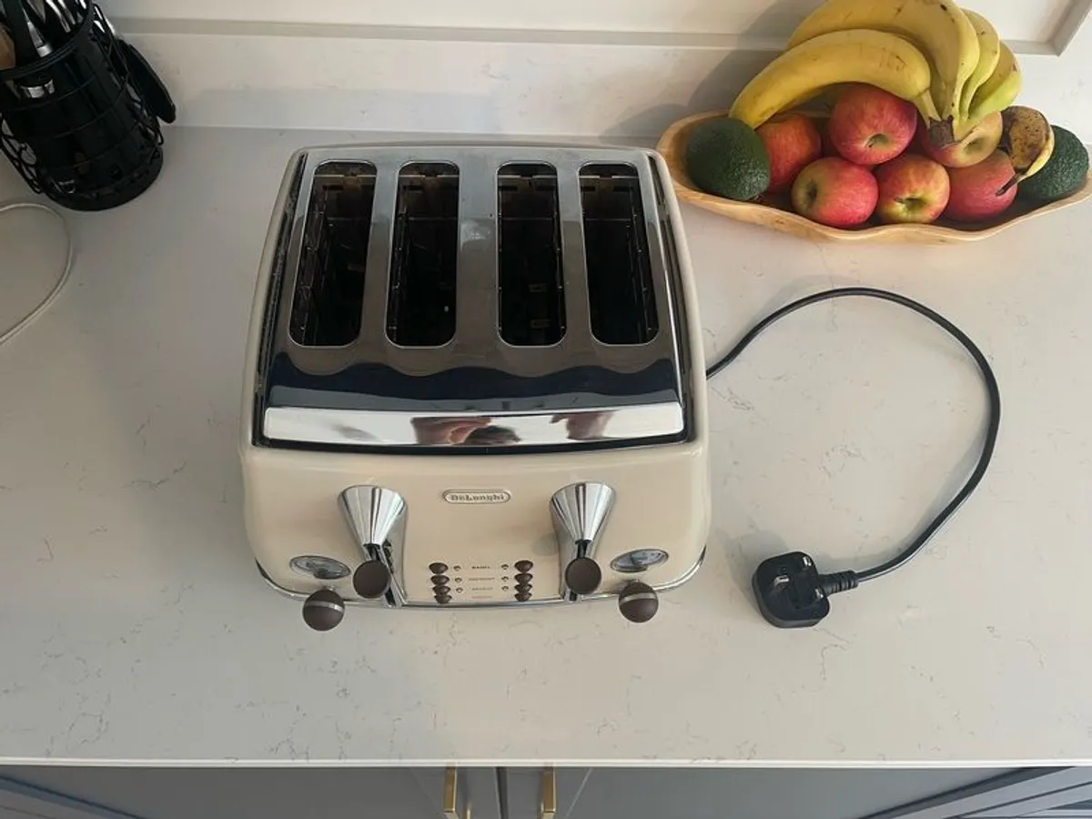 4 slice toaster and matching kettle - Image 2