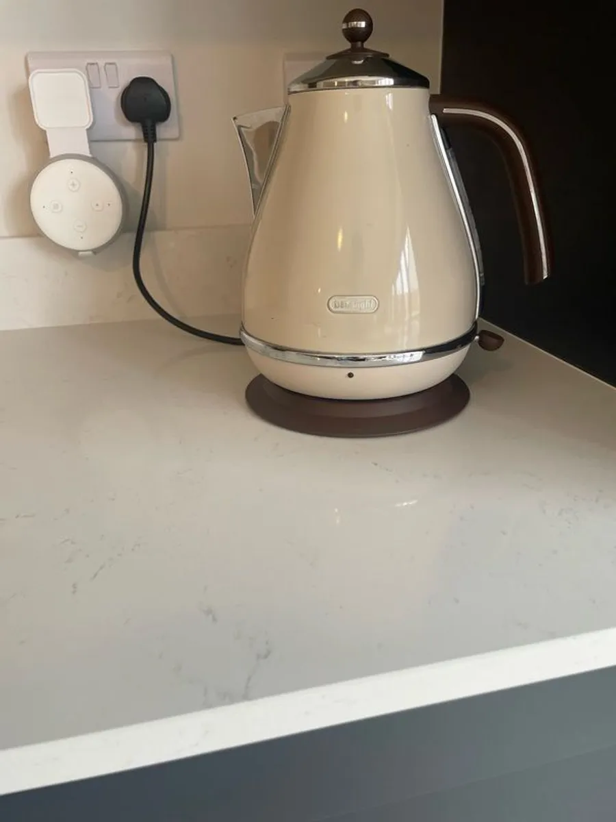 4 slice toaster and matching kettle - Image 3