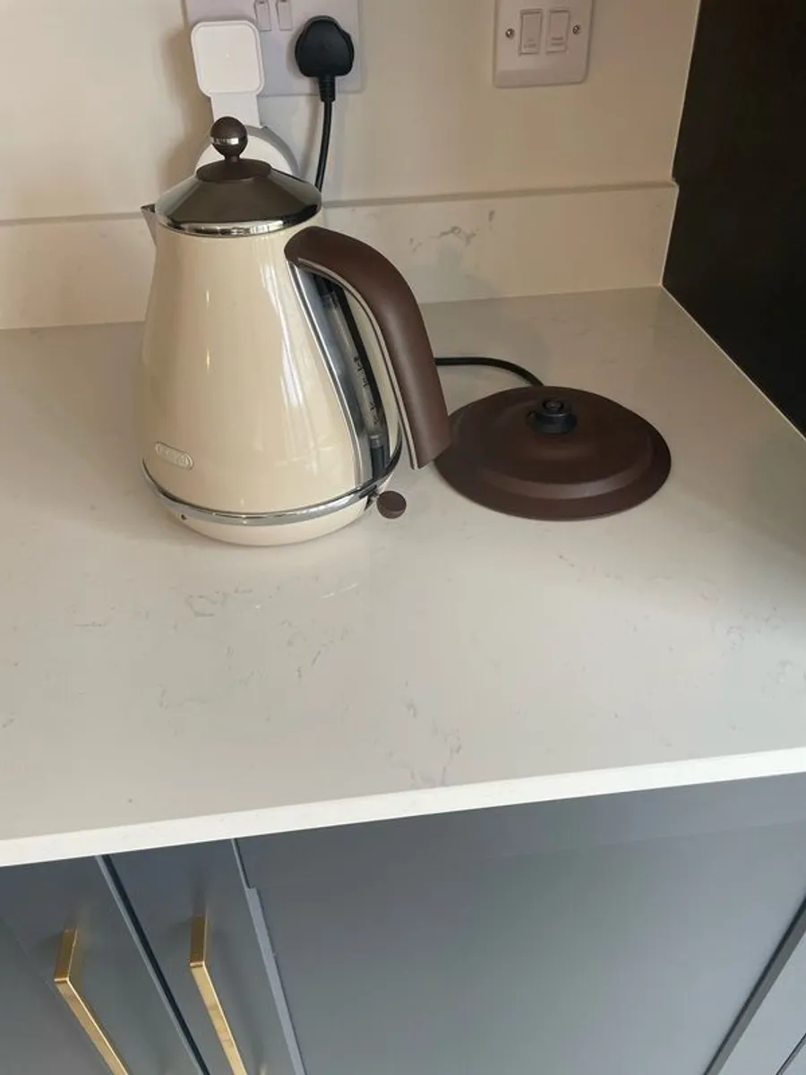 4 slice toaster and matching kettle - Image 4