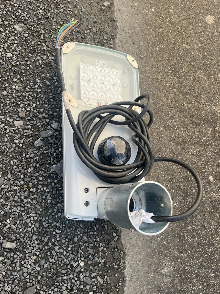 3 street lights brand new - Image 1