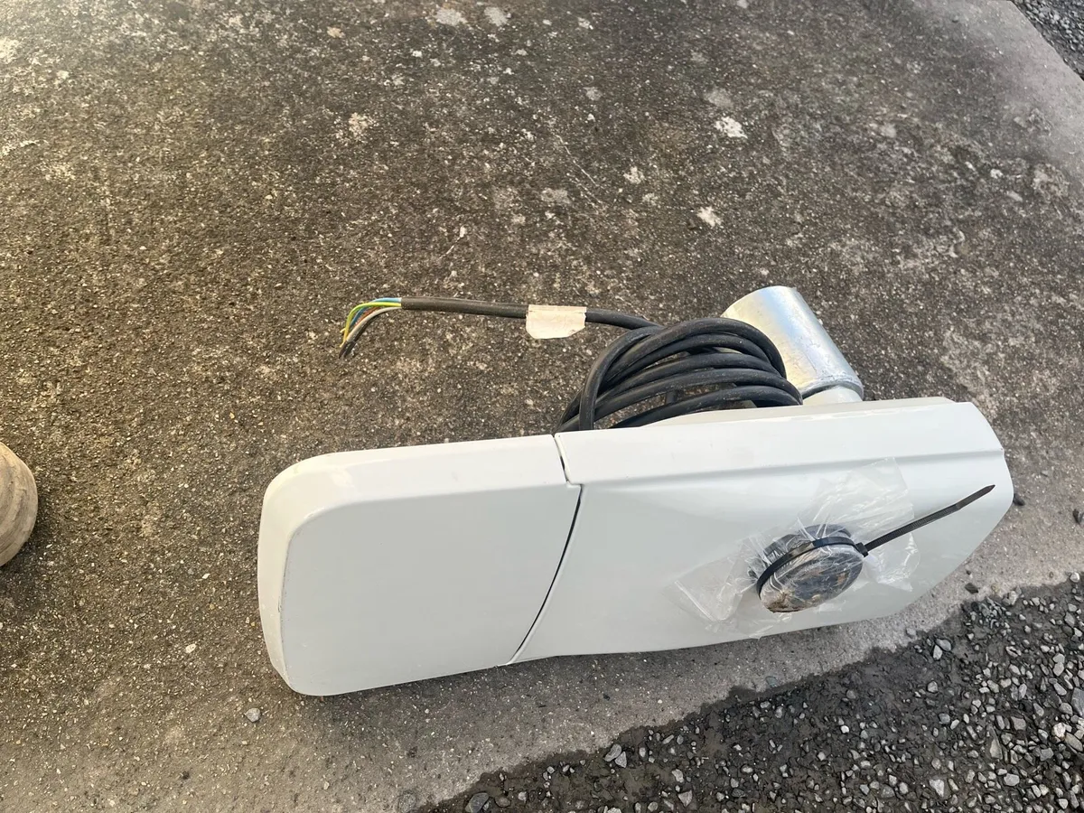 3 street lights brand new - Image 2