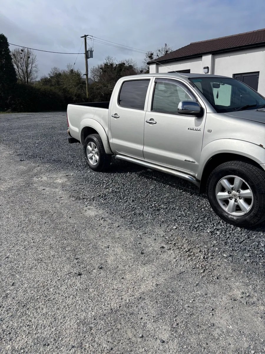 Toyota Hilux 2011 - Image 2