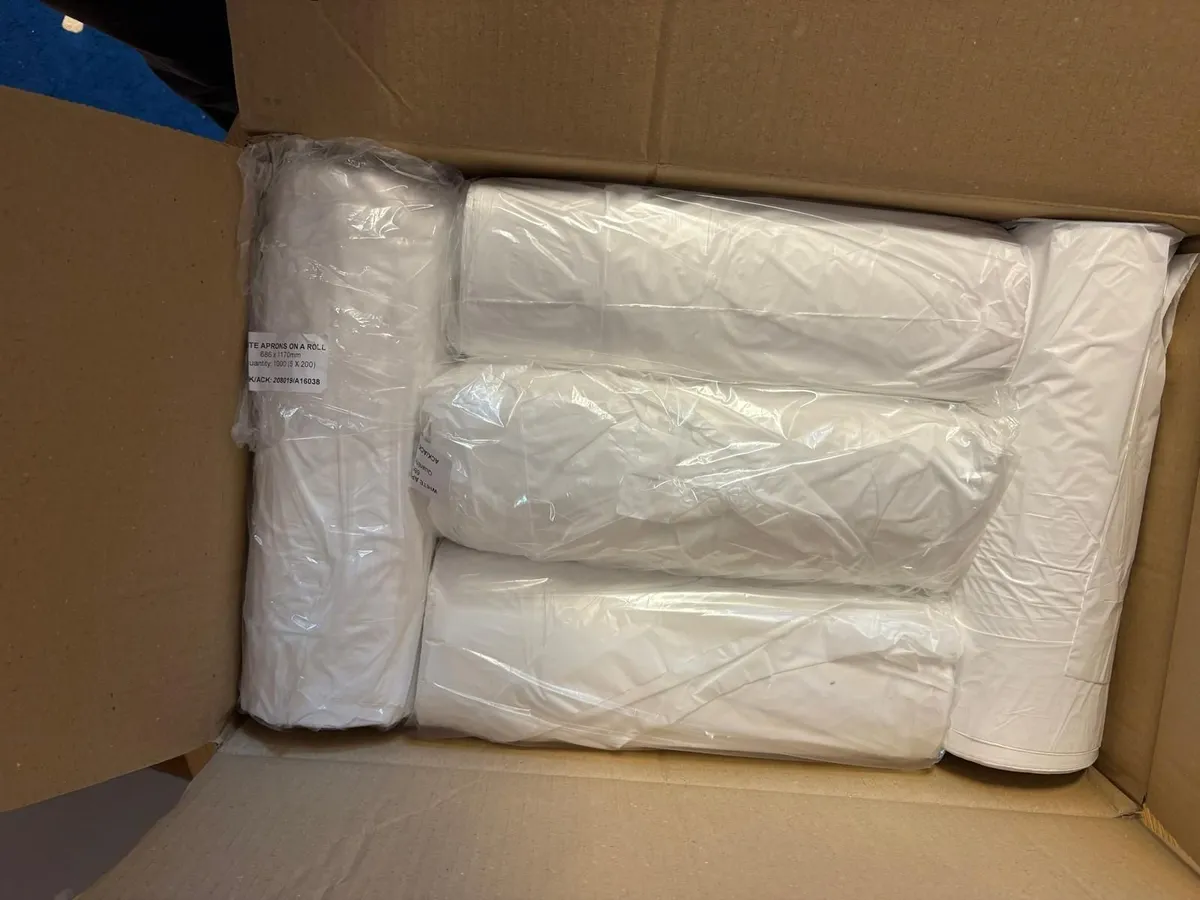 White Disposable Aprons on a roll of 200 - Image 3