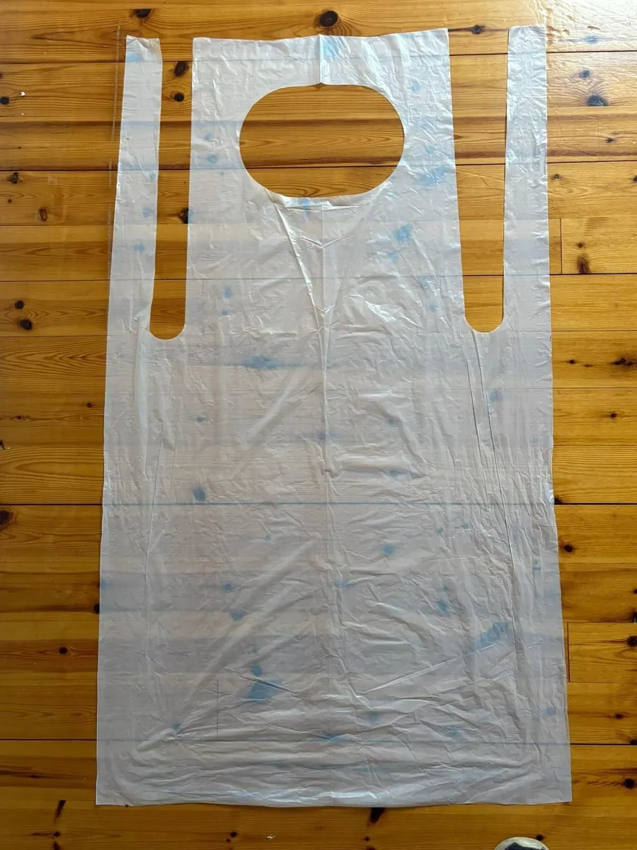 White Disposable Aprons on a roll of 200 - Image 4