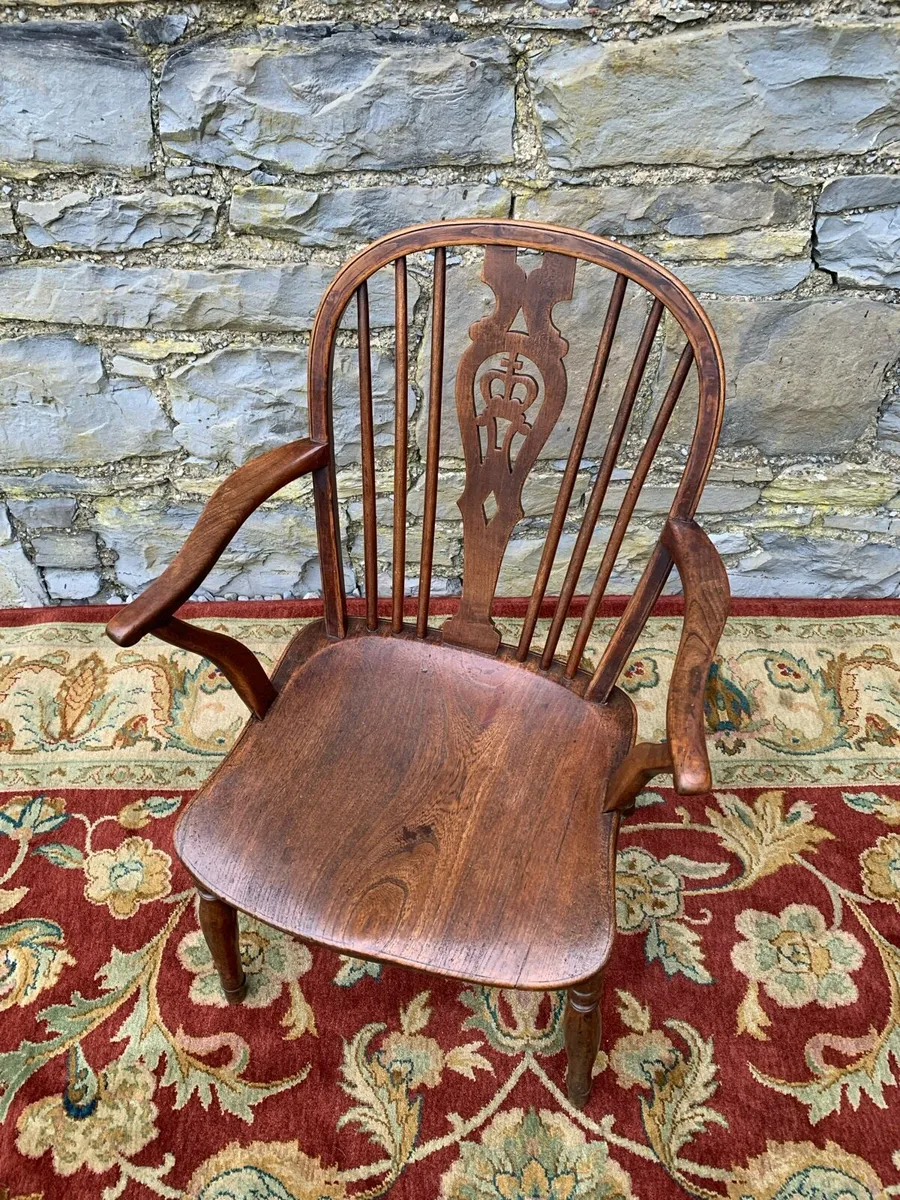 19th century elm and beech Windsor armchair. - Image 2