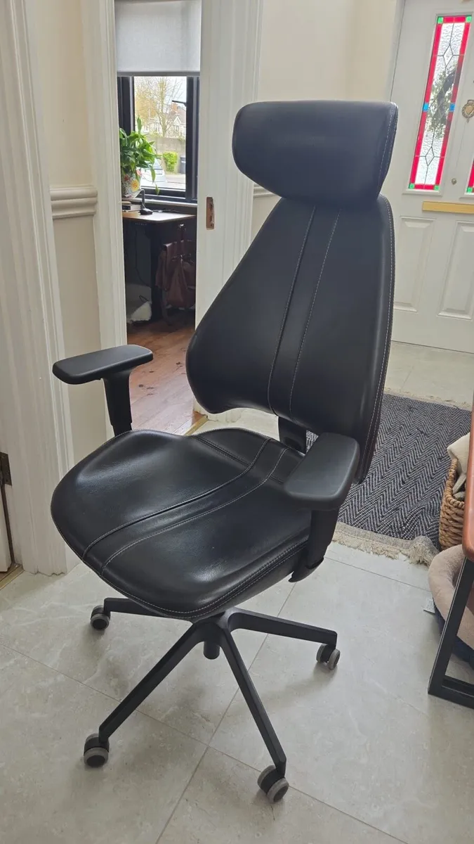 Office chair - Image 1