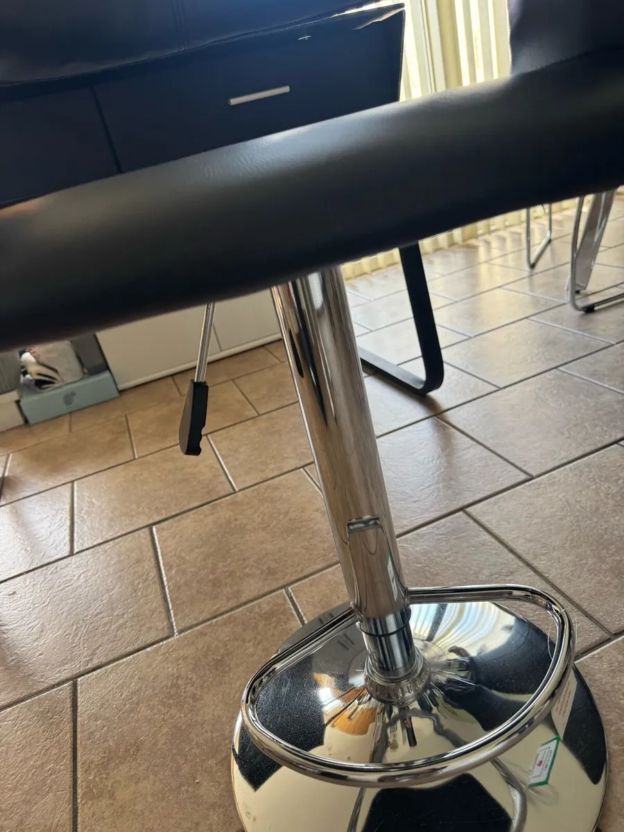 Swivel bar stool - Image 4