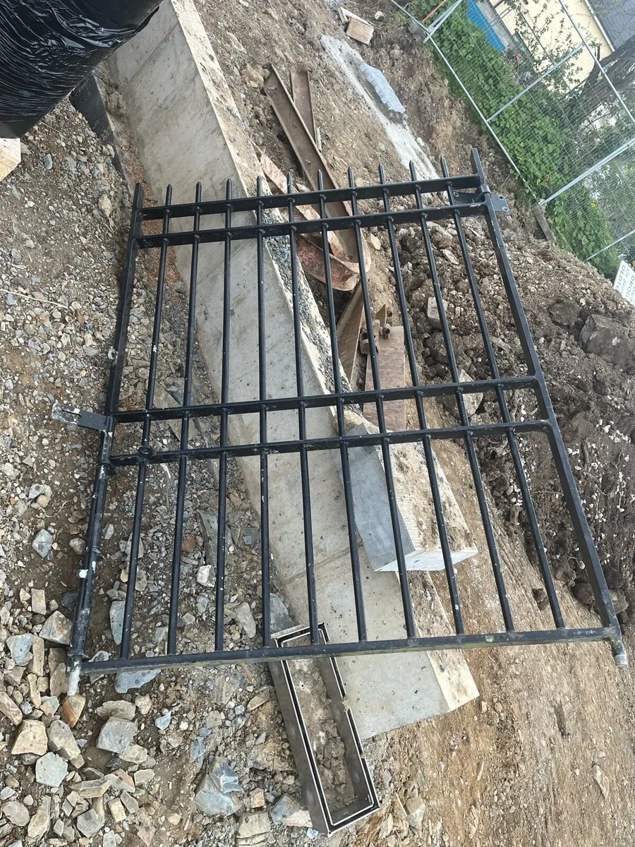 Heavy pedestrian gate