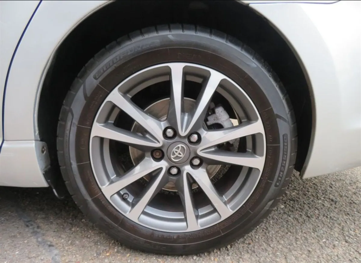 2015 Toyota Avensis 2.0 D4D - Image 3