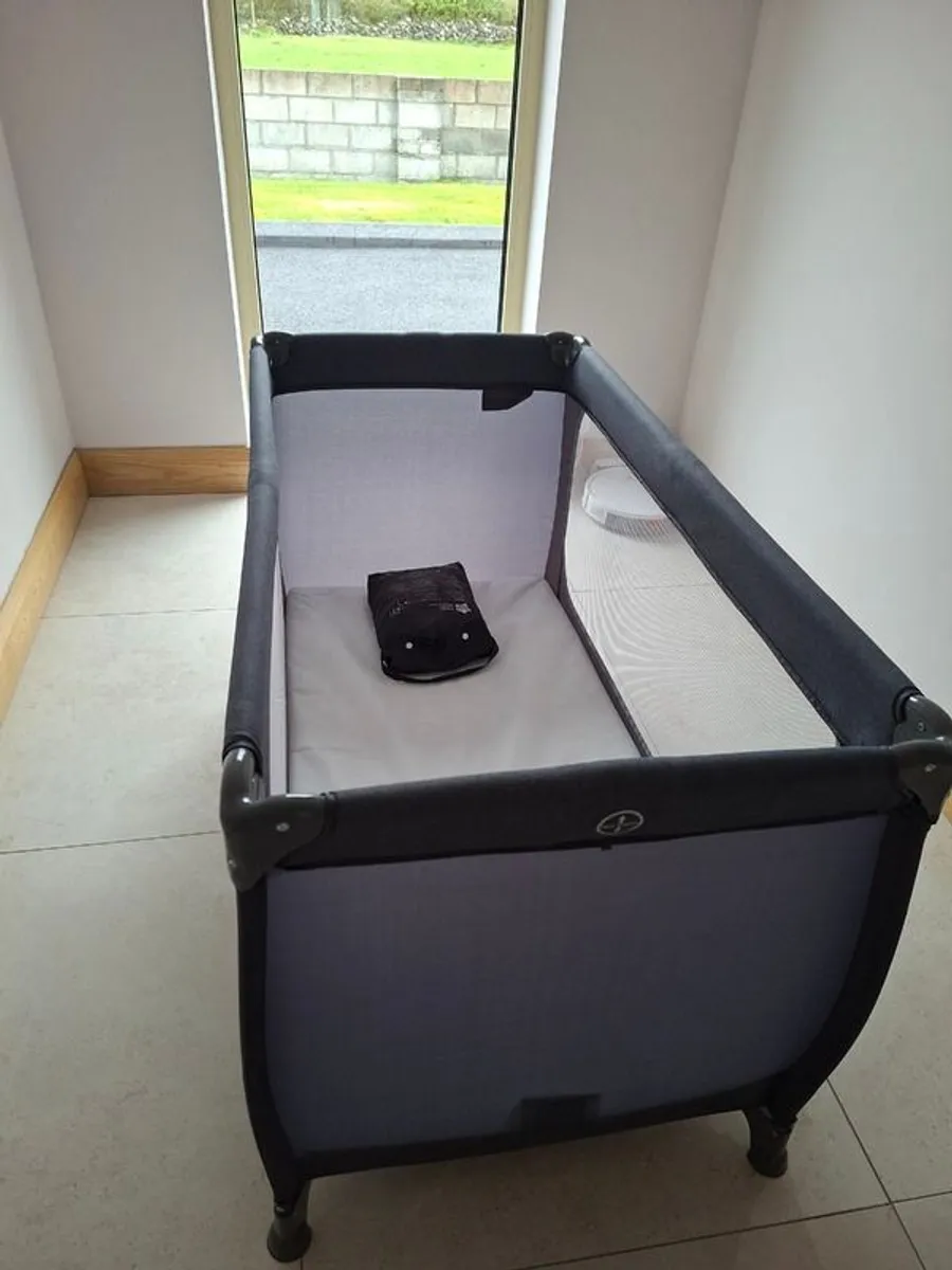 Travel Cot - Bassinet - Changing Table - Image 1
