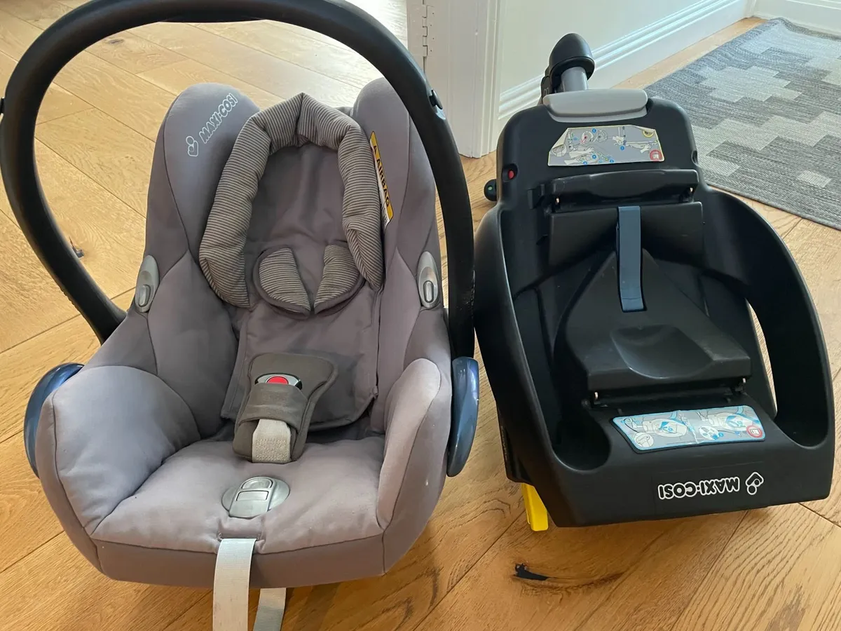 Maxi Cosi Baby Car Seat & Maxi Cosi Easy Fix Base