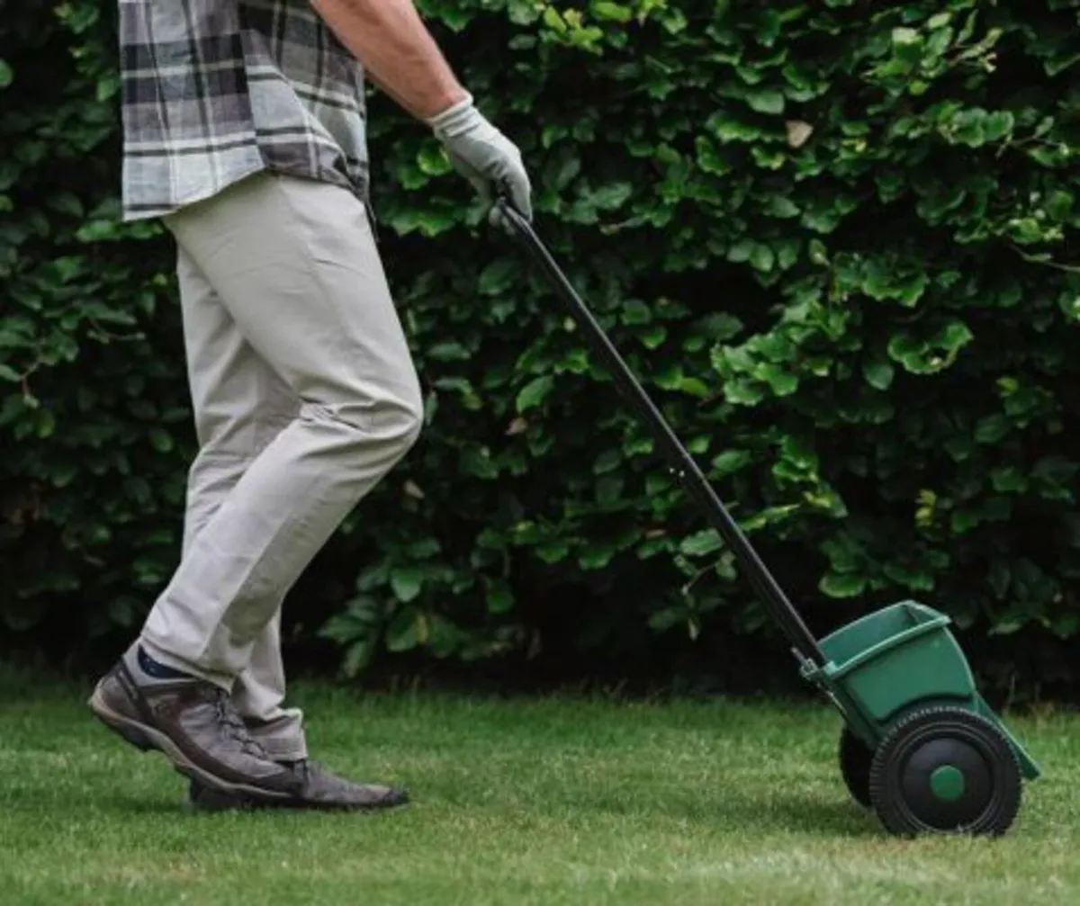 Lawn Drop Spreader - Image 2