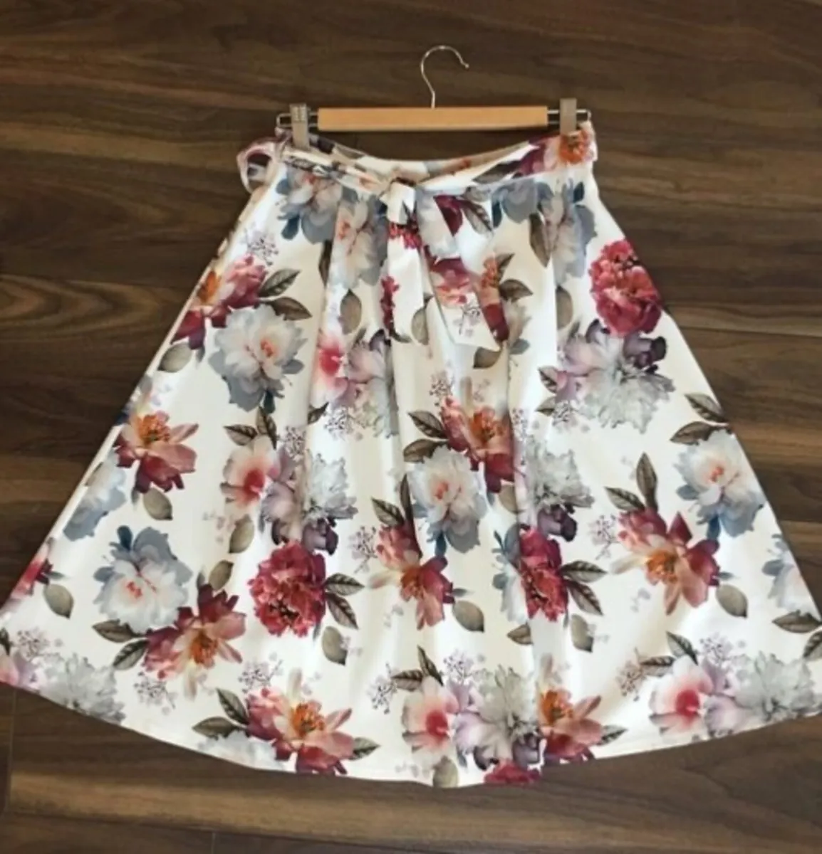 BRAND NEW SKATER STYLE FLORAL SKIRT: SIZE 10 - Image 2