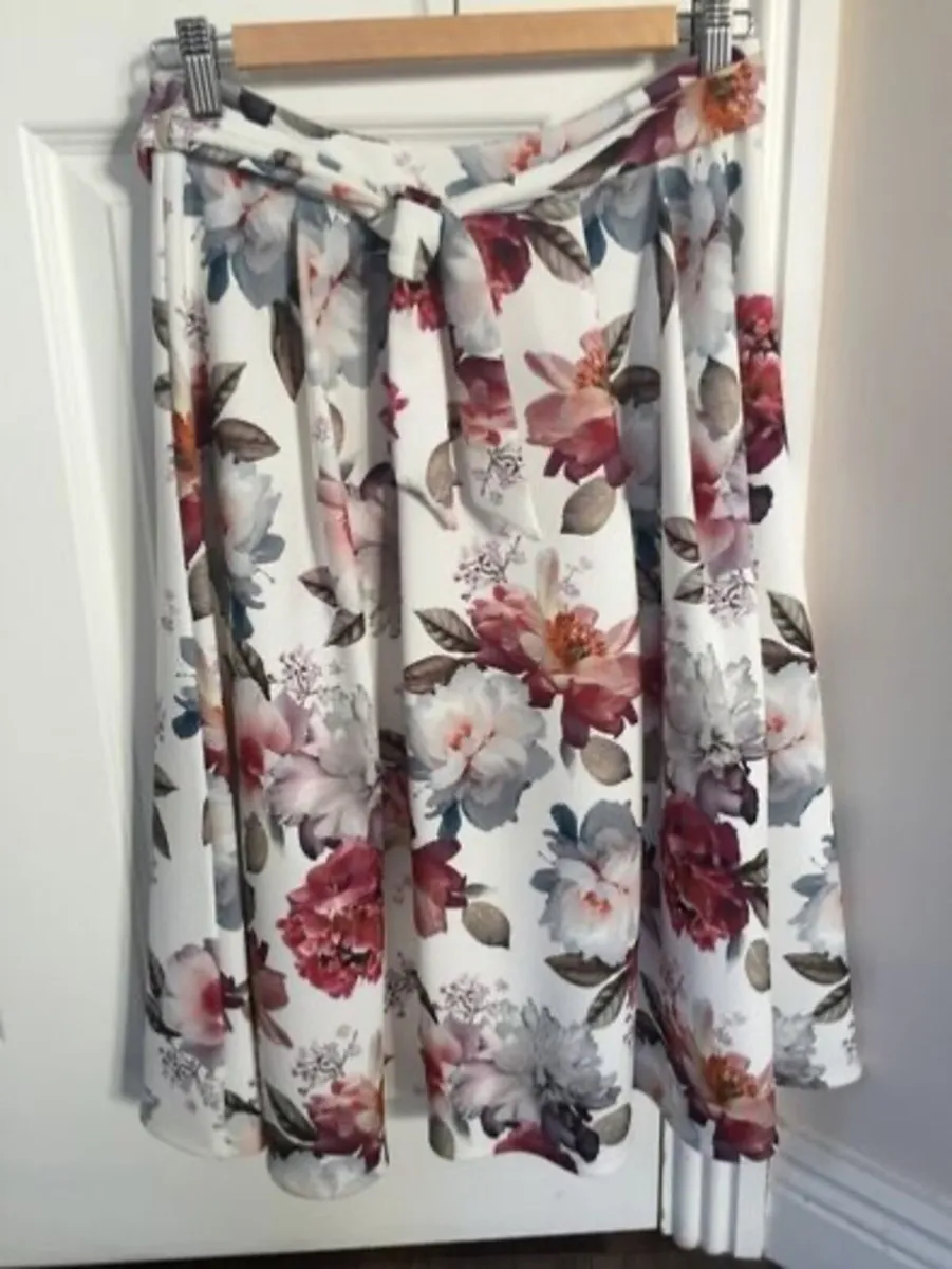 BRAND NEW SKATER STYLE FLORAL SKIRT: SIZE 10 - Image 3