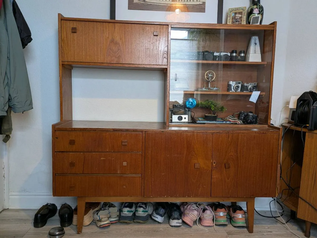 Sideboard with glass display - Image 4