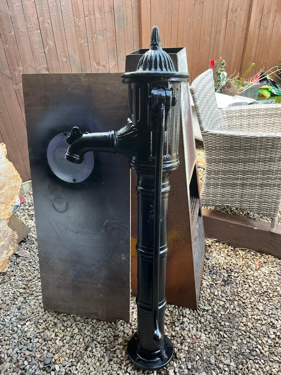 Antique water pump - Image 1
