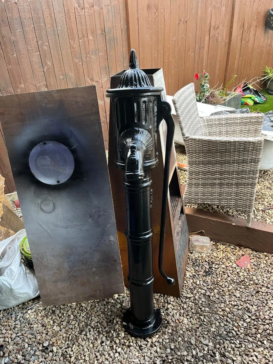 Antique water pump - Image 2